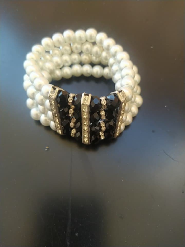Triple-Strand Pearl & Black Crystal Stretch Bracelet – Elegant Gold-Tone Statement Piece