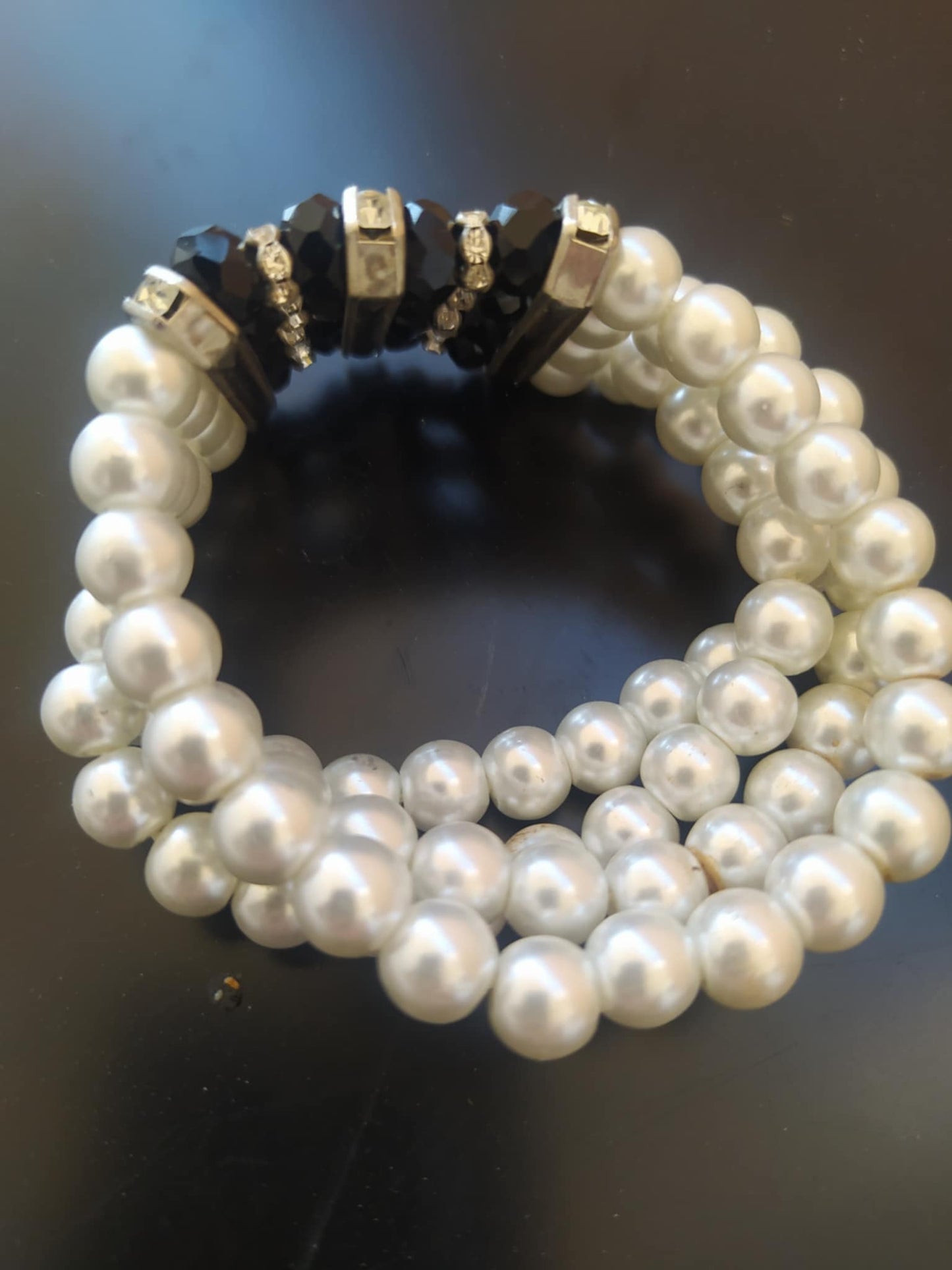 Triple-Strand Pearl & Black Crystal Stretch Bracelet – Elegant Gold-Tone Statement Piece