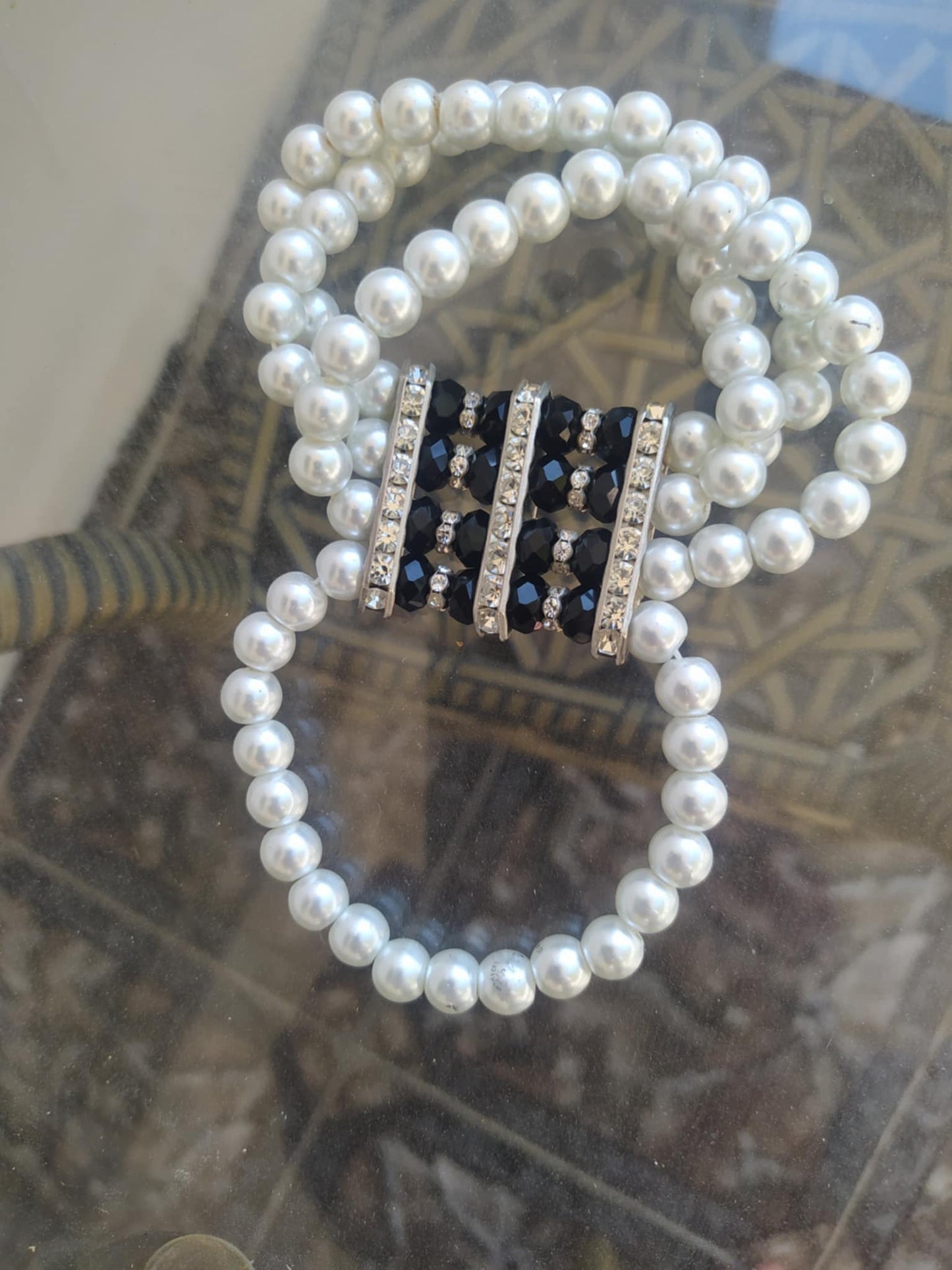 Triple-Strand Pearl & Black Crystal Stretch Bracelet – Elegant Gold-Tone Statement Piece