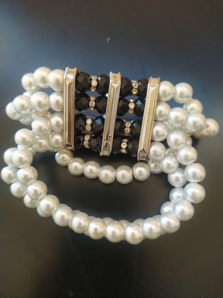 Triple-Strand Pearl & Black Crystal Stretch Bracelet – Elegant Gold-Tone Statement Piece