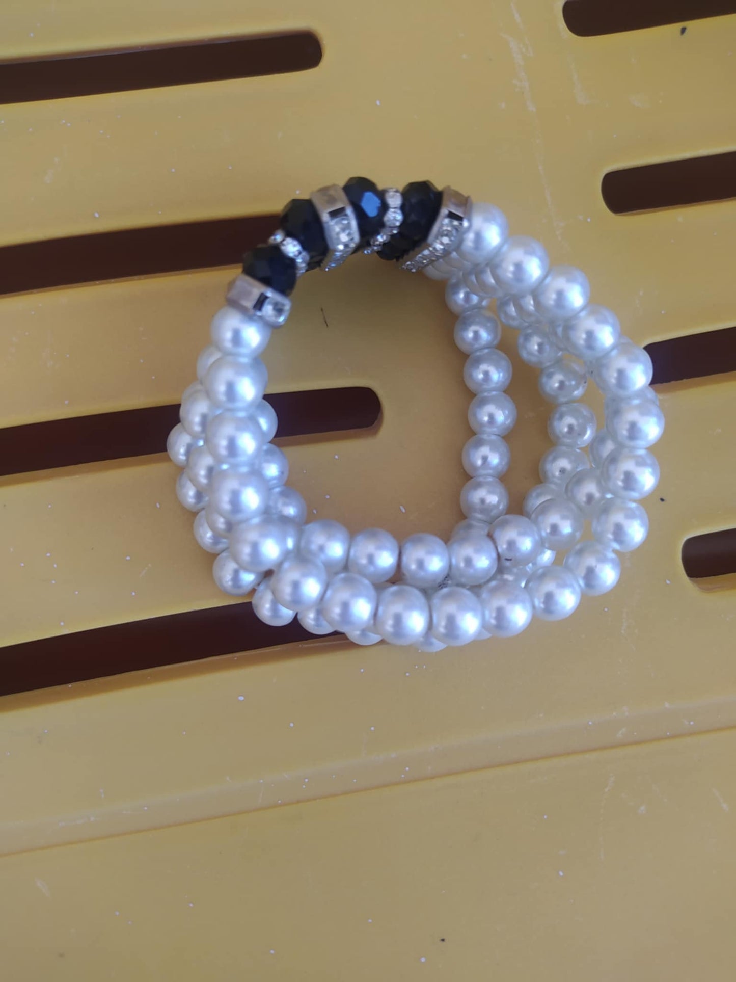 Triple-Strand Pearl & Black Crystal Stretch Bracelet – Elegant Gold-Tone Statement Piece