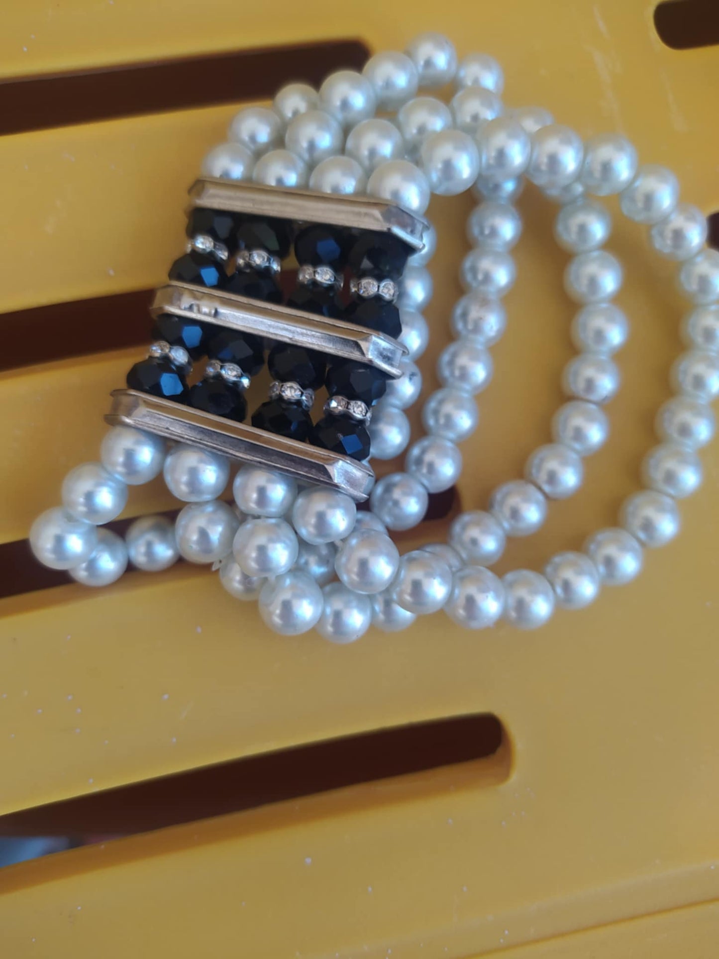 Triple-Strand Pearl & Black Crystal Stretch Bracelet – Elegant Gold-Tone Statement Piece