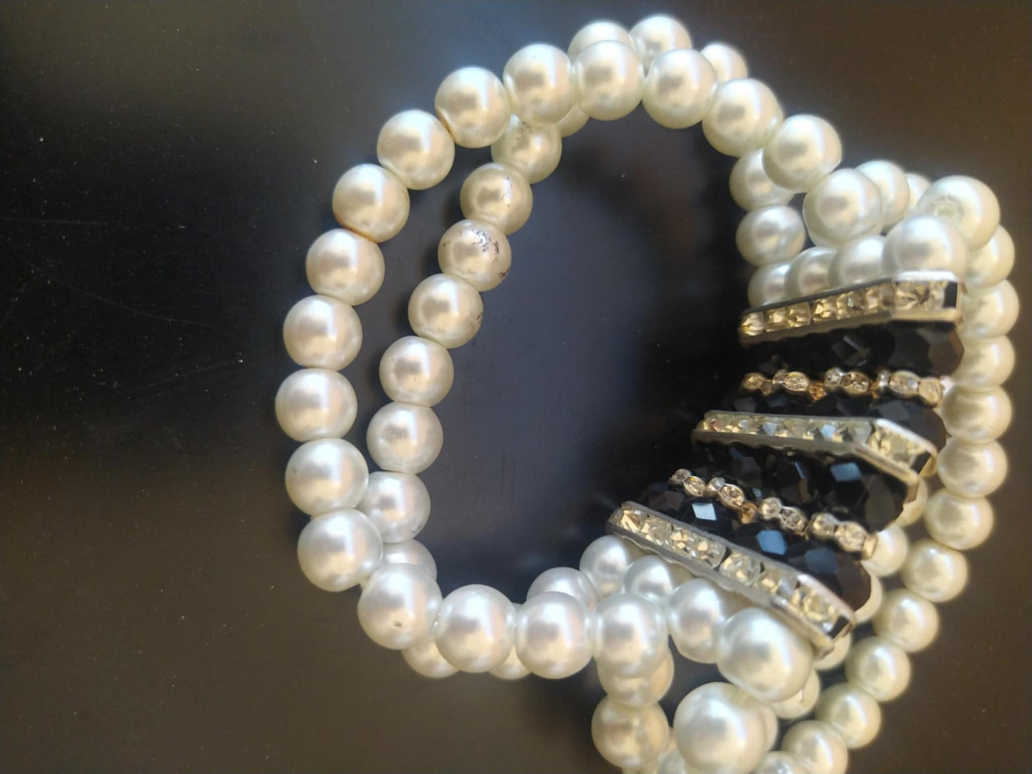 Triple-Strand Pearl & Black Crystal Stretch Bracelet – Elegant Gold-Tone Statement Piece