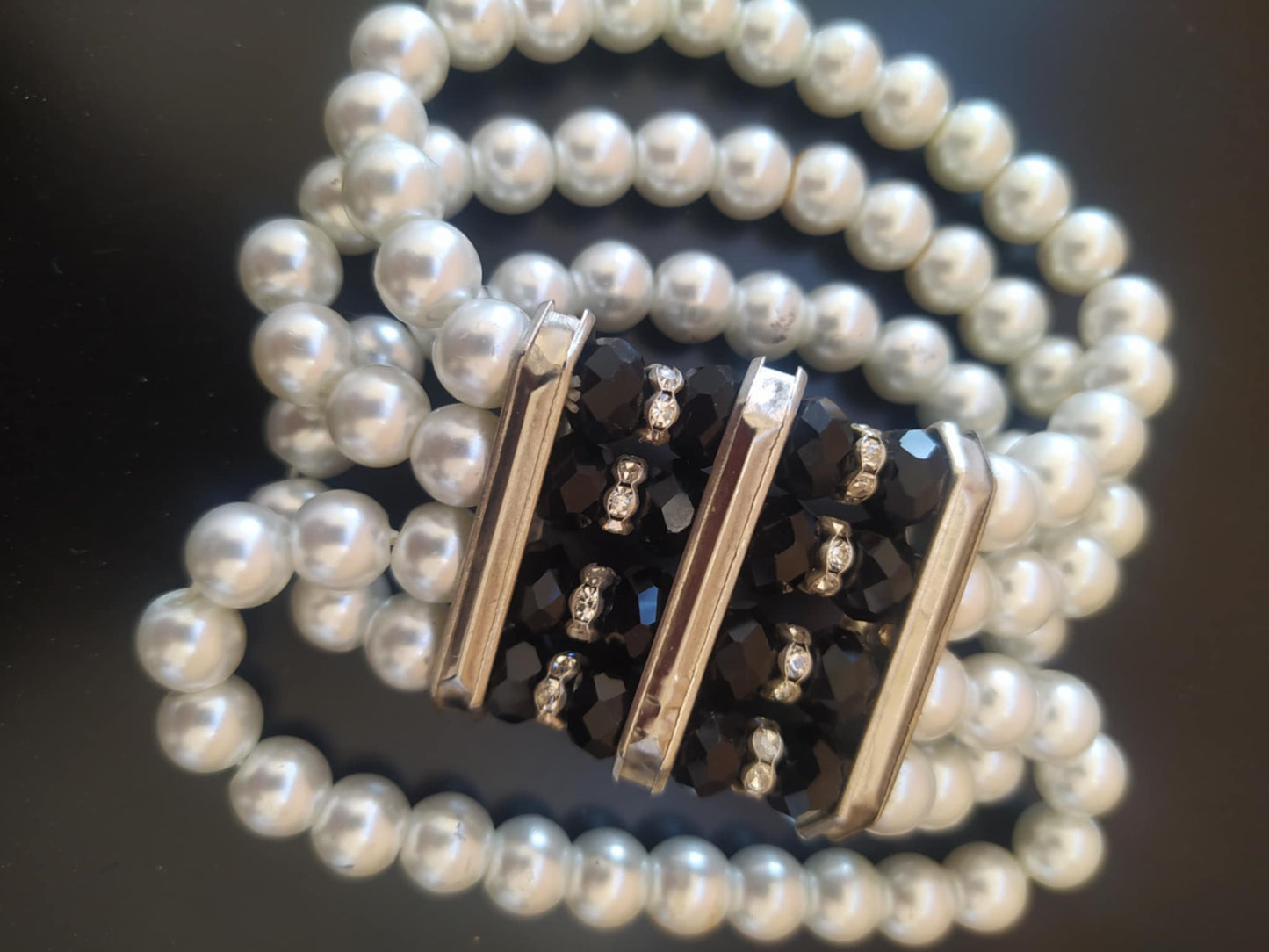 Triple-Strand Pearl & Black Crystal Stretch Bracelet – Elegant Gold-Tone Statement Piece